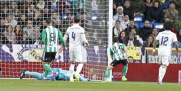 0-1. Keylor Navas falló en el primer gol de Sanabria.nabria.