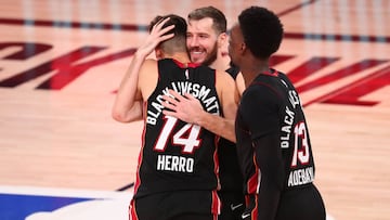 Goran Dragic y Bam Adebayo felicitan a Tyler Herro durante el cuarto partido de las finales de la Conferencia Este de los playoffs de la NBA 2020 entre Miami Heat y Boston Celtics