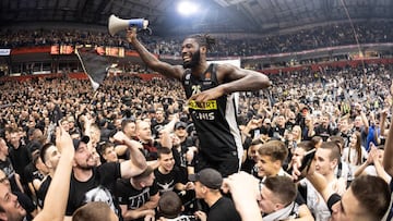 Mathias Lessort, megáfono en mano, celebra la victorias ante el Olympiacos con los aficionados del Partizán en el Stark Arena, con más de 20.000 espectadores.