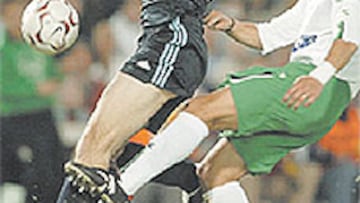 <b>¡PENALTI!</B> Juanma, central del Racing de Santander, se confió cuando protegía el balón y al sentir la presencia de Núñez, que siguió la jugada, le tocó con la pierna izquierda y le derribó con claridad. Medina Cantalejo miró para otro lado y no sancionó la falta.