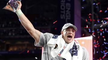 FILE PHOTO:  New England Patriots tight end Rob Gronkowski holds up the Vince Lombardi Trophy after his team defeated the Seattle Seahawks in the NFL Super Bowl XLIX football game in Glendale, Arizona, February 1, 2015. REUTERS/Lucy Nicholson/File Photo