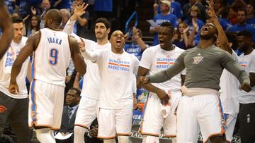 El banquillo de Oklahoma City Thunder celebra una jugada ante San Antonio Spurs.