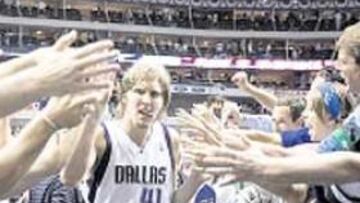 <b>HÉROE. </b>Dirk Nowitzki entusiasmó a los aficionados texanos.
