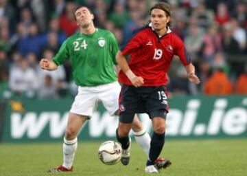En 2006, Olarra defendiendo a la Roja en un amistoso ante Irlanda.