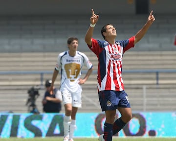 Chicharito festeja su gol en contra de Pumas.