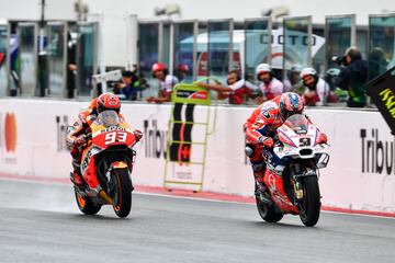 Marc Márquez y Danilo Petrucci luchan por la primera posición.