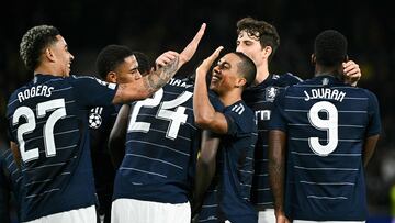 Los jugadores del Aston Villa celebran el gol de Amadou Onana ante el Young Boys.