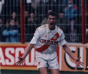 El delantero austríaco estuvo de paso en Vallecas, tras una brillante etapa en el Sevilla. Sumó 14 goles y permitió la permanencia en Primera del equipo. Polster se marchó la temporada siguiente al Colonia alemán.  

