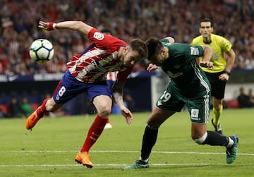 Tremendo choque de cabezas el que se llevaron Saúl Ñíguez y Boudebouz disputando un balón divido.