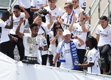 Ancelotti y Camavinga, bailando.