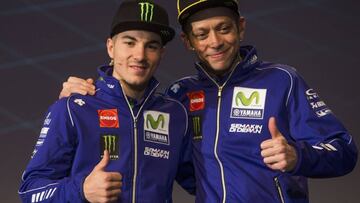 Maverick Vi&ntilde;ales y Valentino Rossi en la presentaci&oacute;n de Yamaha. 