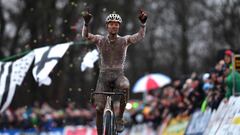 Van der Poel celebra su triunfo en Namur.