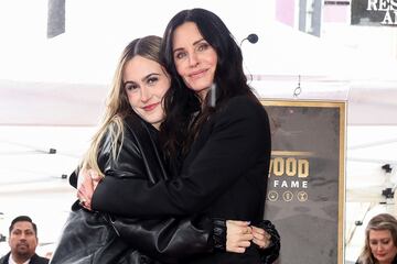 La actriz Courteney Cox y su hija Coco Arquette posan durante la ceremonia de inauguración de la estrella de Cox en el Paseo de la Fama de Hollywood en Los Ángeles.