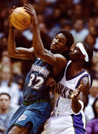 El problema del contrato que firmaron los Minnesota Timberwolves a Smith en 1999 es que fue fraudulento y las consecuencias las pagaron todas las partes. El que había sido número 1 del draft del 95 se dejó 'guiar' demasiado por su agente, que firmó un año con los Wolves a razón de 1,75 millones, pero bajo mesa iban los otros seis años de contrato. Cuando se descubrió el pastel la liga le quitó al equipo de Mineápolis cuatro de sus siguientes cinco primeras rondas de draft, justo en un momento en el que pretendían armar un equipo campeón alrededor de Kevin Garnett. Y al jugador le obligaron a aceptar un nuevo contrato para los seis años restantes por 34 millones, menos de la mitad de la cantidad inicial.