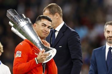 Cristiano Ronaldo, con 40 años, alza el título de la Nations League que ganó la Selección portuguesa en penaltis contra España. Con este entorchado, el astro de Madeira alcanzó los 36 títulos colectivos oficiales a lo largo de su carrera.