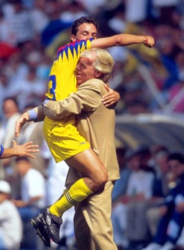 El Cuau celebraba un gol con Leo Beenhakker; este último consideró que ha sido uno de los mejores futbolistas que le ha tocado dirigir