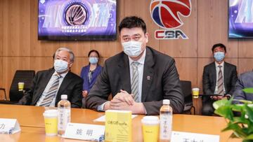 Yao Ming, junto con otros directivos de la CBA