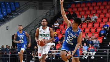 Jorge Gutiérrez, jugador de la Selección Mexicana de Basquetbol, enfrentando a Filipinas.