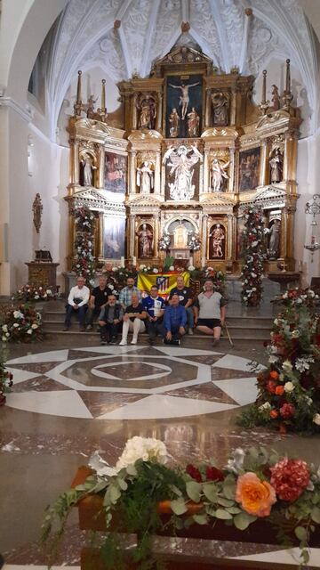 Varios miembros en la misa organizada por la peña en Las Bañeza. 