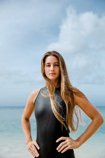 Emily Erickson es de Hawái, tiene 31 años y lo del surf le viene de familia: es hija del legendario surfer del North Shore y socorrista Rocer Erickson. Con estos antecedentes y entorno, en una ocasión llegó a afirmar que "no puedo decir si estaba predestinada al surf de olas grandes o si es algo que elegí, simplemente creo que en cualquier caso era algo inevitable". Siempre había deseado ganar algo que le abriera puertas, pero no a nivel de dinero, ya que tiene muy claro de qué va esto: "El surf de ola grandes requiere tiempo, dinero y riesgo, con pocas expectativas de una recompensa monetaria final; así que lo haces porque te gusta". Esa victoria ha llegado.