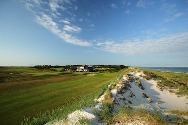 Cuenta con 18 hoyos y con un entorno natural inigualable. En su larga historia ha visto pasar varios campeonatos europeos tanto masculinos como femeninos. 