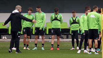Raúl, con Pellegrini y otros jugadores.