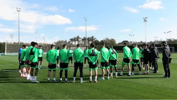 La plantilla del Elche guarda un minuto de silencio en memoria de Pelayo