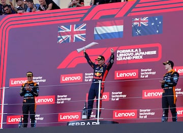 Max Verstappen celebra, desde el escalón más alto del podio, su victoria en la carrera del GP de Japón en el circuito de Suzuka. Junto al neerlandés, Lando Norris, que fue segundo, y Oscar Piastri, que subió por primera vez al podio en su carrera, en su primer año como piloto de F1.