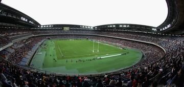 Yokohama. 72.327 espectadores. Es el estadio más grande de Japón. Abierto desde 1998, fue sede en el Mundial de fútbol de 2002 y allí disputa sus partidos regularmente el Yokohama Marinos. Las semifinales y la final se jugarán en él. 