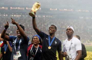 Paul Pogba con su familia.