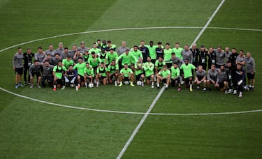 Los jugadores y el personal del Real Betis posan durante el entrenamiento.