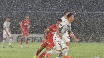 Sport Huancayo's Chilean forward Carlos Escobar (L) fights for the ball with Nacional's defender Francisco Baez during the Copa Libertadores stage one second leg football match between Nacional and Sport Huancayo, at the Defensores del Chaco stadium in Asuncion, on February 14, 2023. (Photo by NORBERTO DUARTE / AFP)