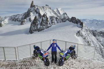 Sesi¨®n de fotos de la Yamaha YZR-M1s de Jorge Lorenzo y Valentino Rossi en Punta Helbronner con el Mont Blanc (4,810 m) de fondo.