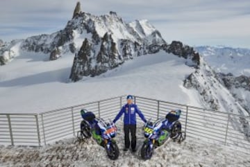 Sesión de fotos de la Yamaha YZR-M1s de Jorge Lorenzo y Valentino Rossi en Punta Helbronner con el Mont Blanc (4,810 m) de fondo.