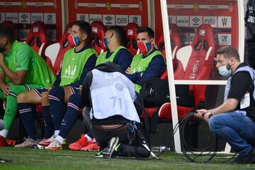 Messi observa el partido desde el banquillo.