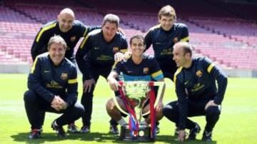 DELA ALTIMIRA TITO VILANOVA ROURA PEDRO EDU PONS posando con la Copa de Liga en el Camp Nou.