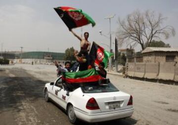 Los afganos celebran en Kabul junto a los jugadores de la selección la Copa de la Federación Sudasiática de Fútbol tras ganar a la India.