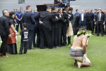 Jugadores y exjugadores de rugby portan el féretro de Jonah Lomu.