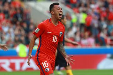 Su único gol en la Roja fue en la Copa Confederaciones 2017, ante Australia (1-1). Suma 12 presencias en duelo clase 'A'.