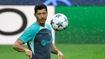 Barcelona's Polish forward #09 Robert Lewandowski attends a training session at the Dragao stadium in Porto, on October 3, 2023, on the eve of the UEFA Champions League 1st round day 2 group H football match between FC Porto and FC Barcelona. (Photo by MIGUEL RIOPA / AFP)