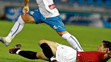 <b>FIEL A SU CITA. </b>El delantero Nino, que anoche anotó el primer tanto de su equipo, esquiva la entrada de un adversario.