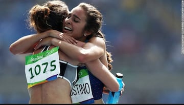 La corredoras Nikki Hamblin y Abbey D'Agostino dieron una muestra de amor y respeto por el deporte en los Juegos Olímpicos de Río 2016. Hamblin tropezó y no podía terminar la competencia, pero D'Agostino regresó para ayudarla y finalizar juntas la carrera de los 5 mil metros femeninos.