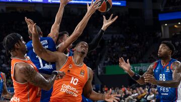 Istanbul (Turkey), 20/10/2023.- Anadolu Efes' Darius Thompson (2-L) in action against Valencia Basket's Damien Inglis (2-R) during the Euroleague Basketball match between Anadolu Efes and Valencia Basket in Istanbul, Turkey, 20 October 2023. (Baloncesto, Euroliga, Turquía, Estanbul) EFE/EPA/TOLGA BOZOGLU