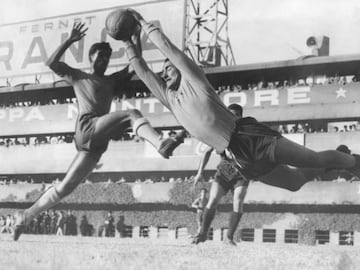 The original sweeper-keeper, Carrizo was voted the best South American keeper of the 20th century by the IFFHS. Noted for his ability to start attacks from the back and leave his area, which was unusual at the time, the River Plate keeper was part of the 