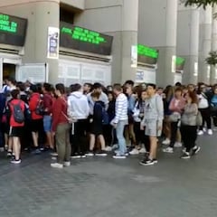 Colas multitudinarias de gente para ver la presentación de Jovic