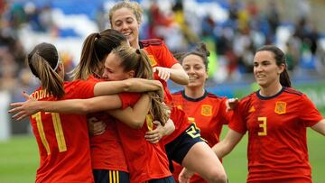 Las jugadoras de la selección española celebran un gol ante Camerún.