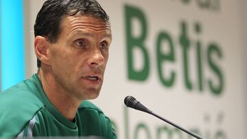 Gustavo Poyet, durante una rueda de prensa cuando era entrenador del Betis.