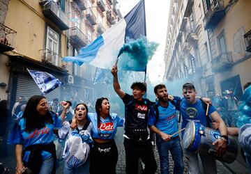 Las calles de la capital de la región de Campania está llena de gente celebrando el inminente Scudetto del Nápoles. La Società Sportiva Calcio Napoli va a ganar su tercer título liguero. El último fue en la campaña 1989/90 cuando reinaba el '10'.