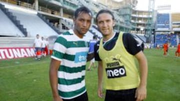 Jeffren Suárez junto a Diego Capel.