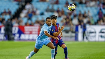 SEÚL, 04/08/2025.- El jugador del Barcelona Pedro Fernández (d) disputa un balón con Seunghoon Oh, del Daegu FC, de Corea del Sur, durante el tercer partido de la pretemporada del equipo azulgrana este lunes en la capital coreana, Seúl. EFE/ Jeon Heon-kyun